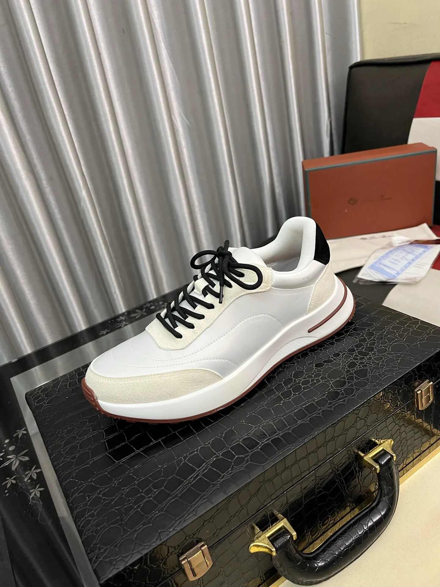 Men's shoes 💰458⌚️⌚️ Loro Pian* Loro Pian* casual shoes are made of cowhide frosted cowhide. Unique texture, simple and elegant, in line with Asian shoe lasts. Almond toe bar, apron style toe, drum-stitched upper. Same color stitching details. Slip-on style for easy on and off. Original color full cowhide lining. The insole is decorated with the 🈶️ brand logo. The original open-molded TPU raw rubber outsole. The soft rubber sole has super grip performance. Comfortable and casual style. You can create 🉑casual🉑formal urban style at will!  Code number: 38-44